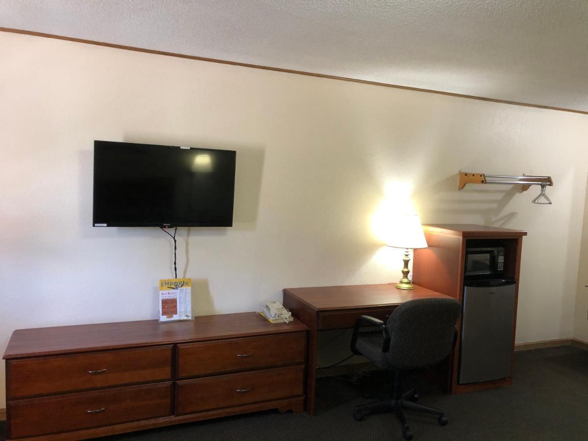 Budget Host Inn - Emporia Zewnętrze zdjęcie